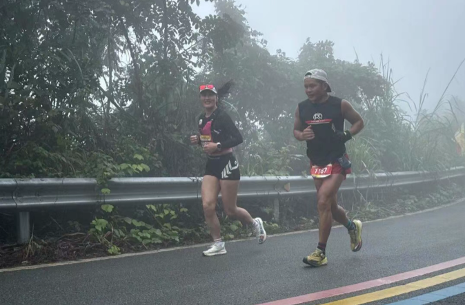 【岳阳日报】5000人跑山马，他俩是男女冠军！