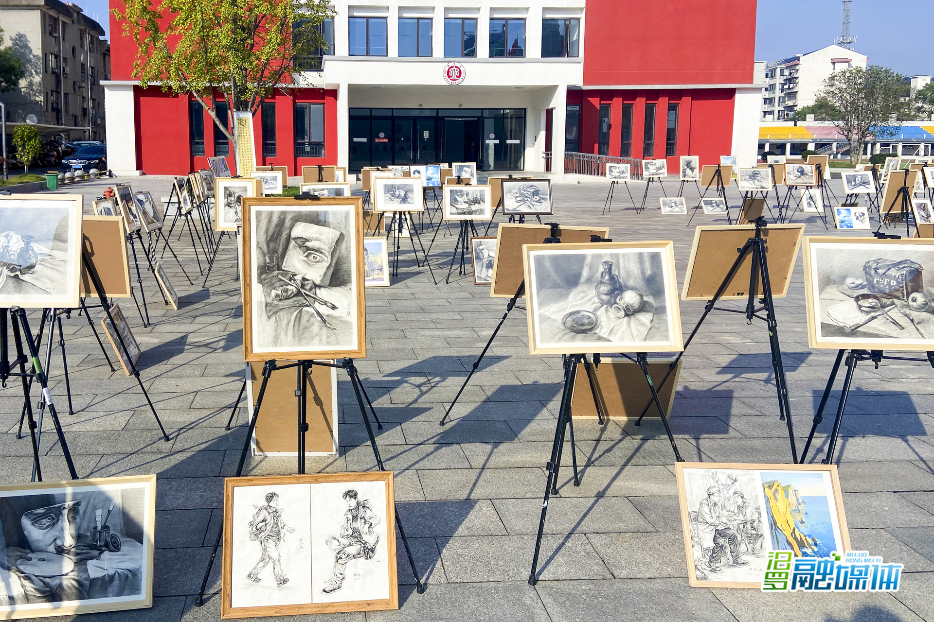 汨罗三中举办“花开有声”校园美术展 120余幅作品展现青春风采