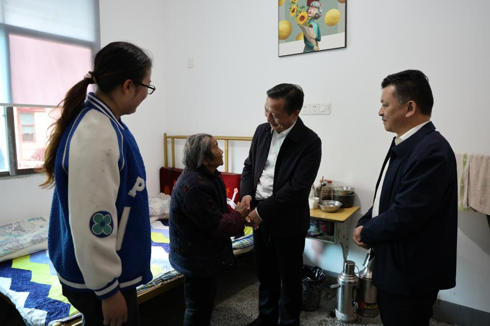 副市长吴艳平重阳节走访慰问敬老院及百岁老人