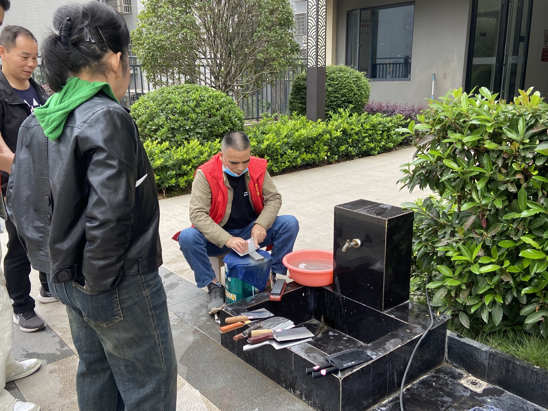 汨新社区：情暖重阳，便民服务在身边