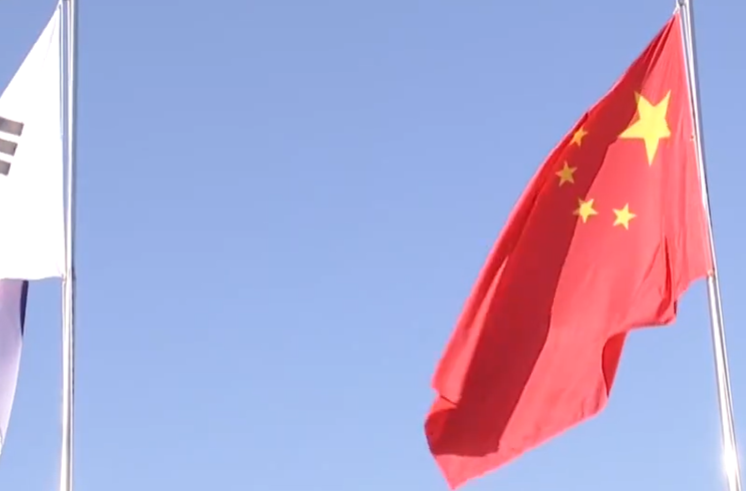 习近平抵达韩国出席亚太经合组织第三十二次领导人非正式会议并对韩国进行国事访问