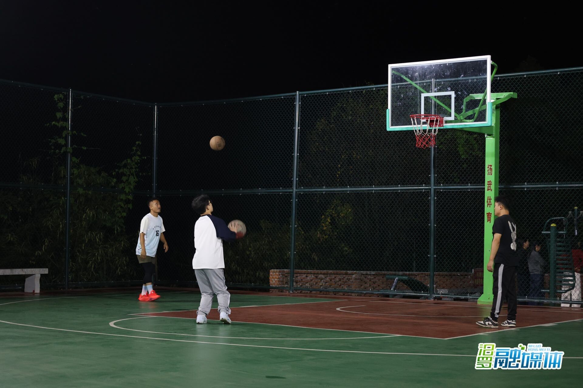 闲置地变家门口健身场！归义街道双塘社区篮球场免费开放