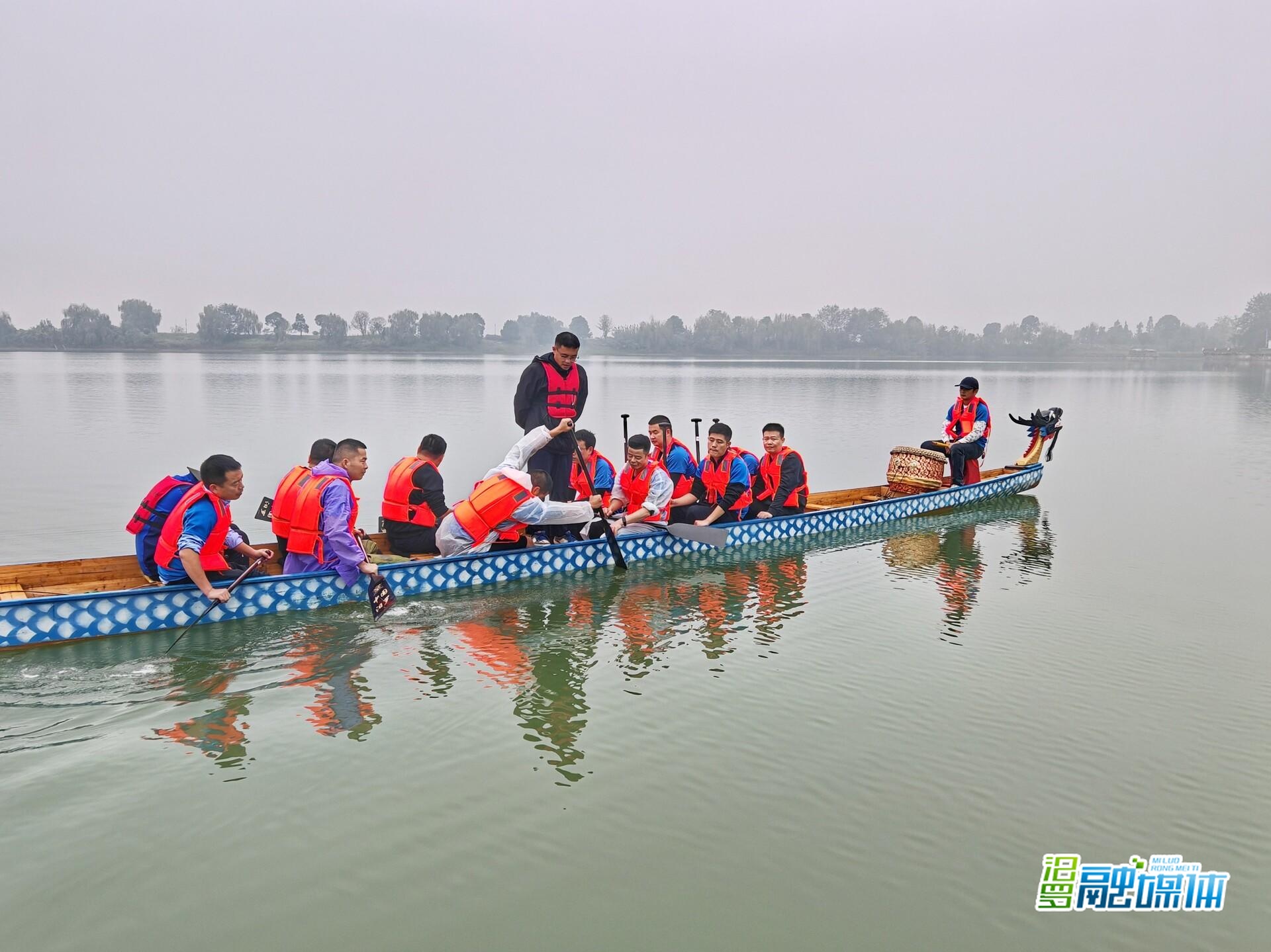 汨罗职工龙舟队，起桨！