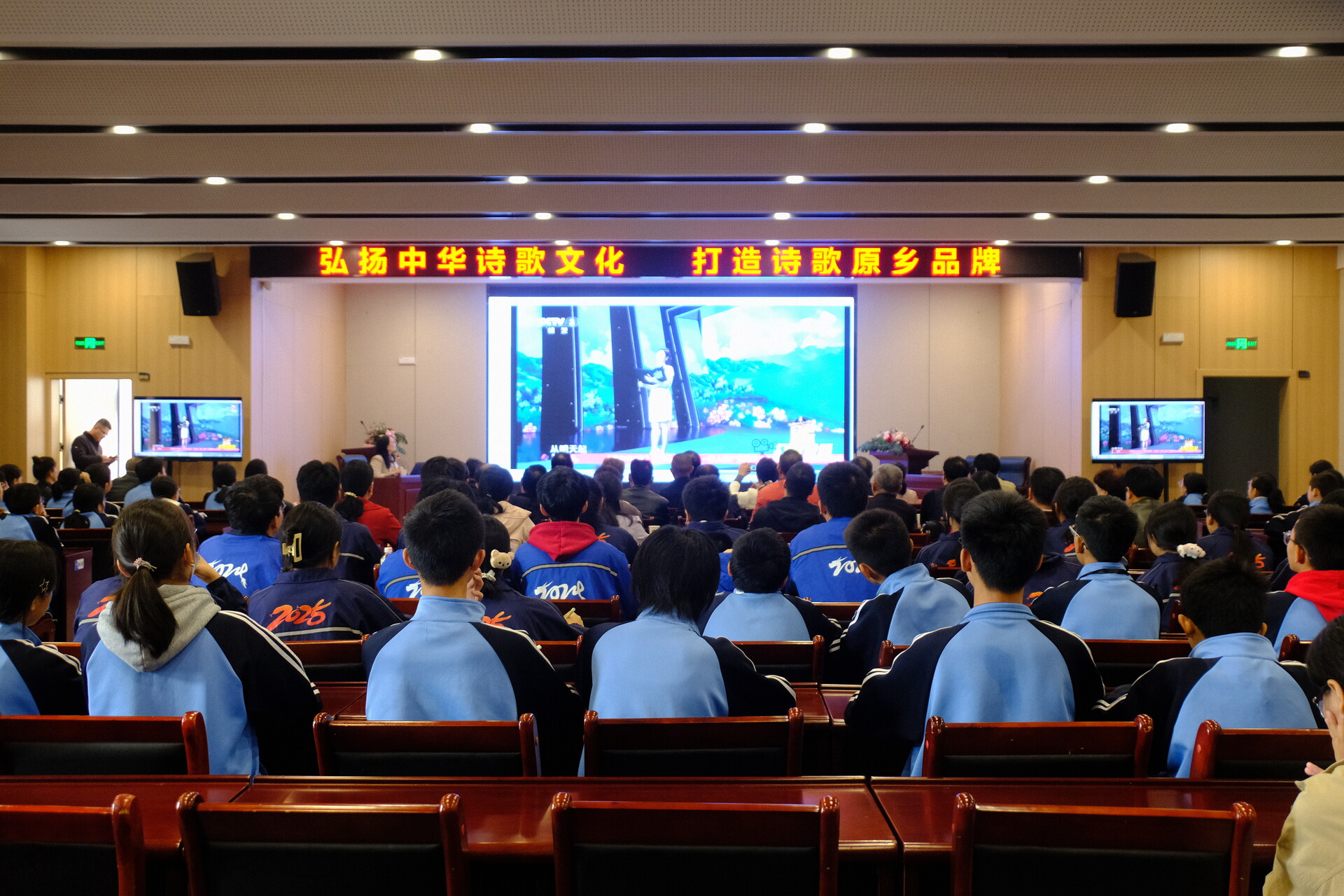 在诗歌原乡，与生命褶皱深情对话！著名作家曹志辉汨罗开讲“轻叩诗歌之门”