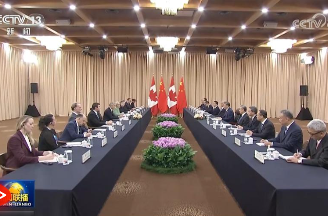习近平会见加拿大总理卡尼