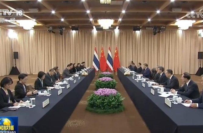 习近平会见泰国总理阿努廷