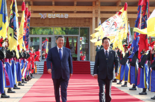 独家视频丨习近平乘车抵达庆州博物馆 韩国总统热情迎接