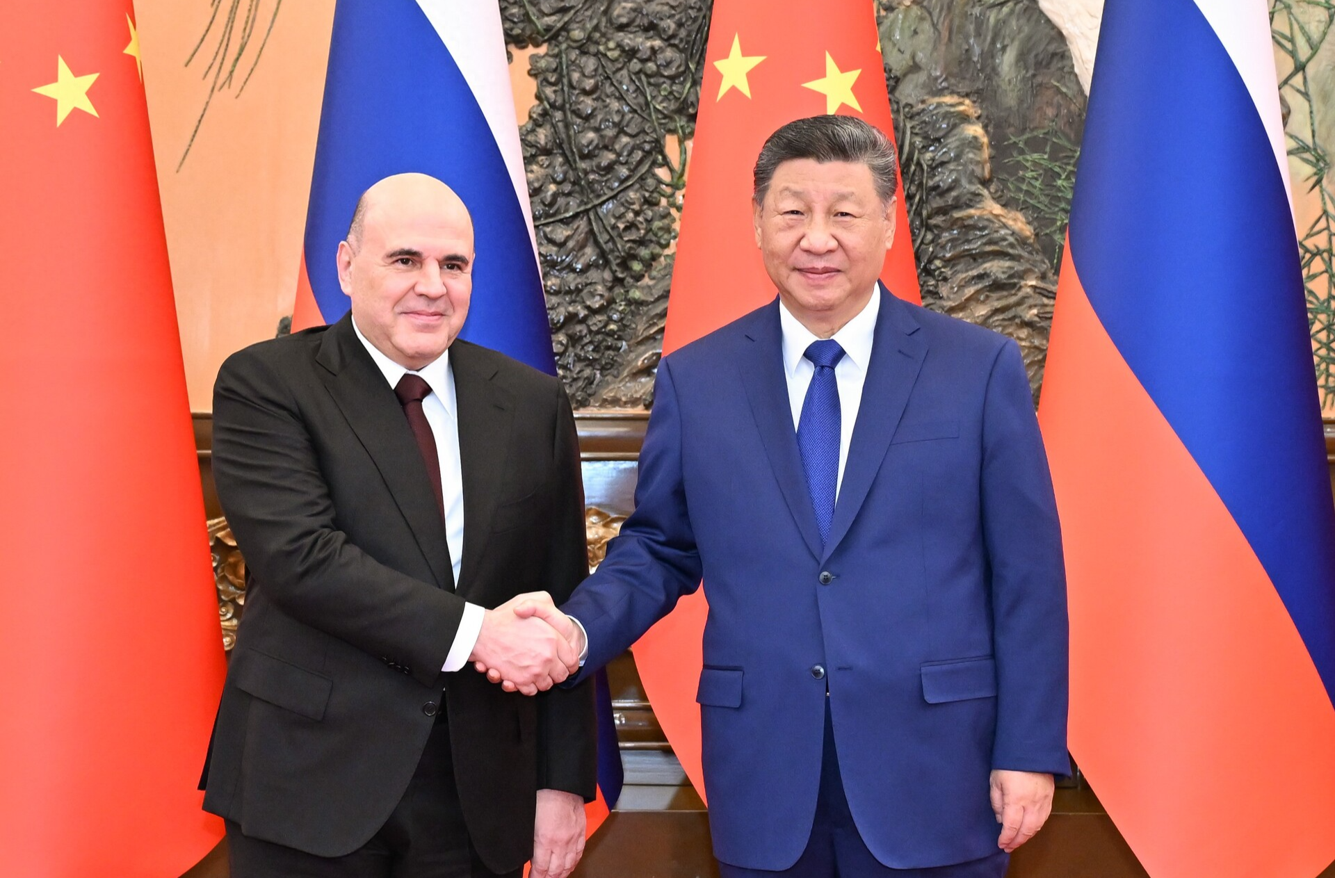 习近平会见俄罗斯总理米舒斯京