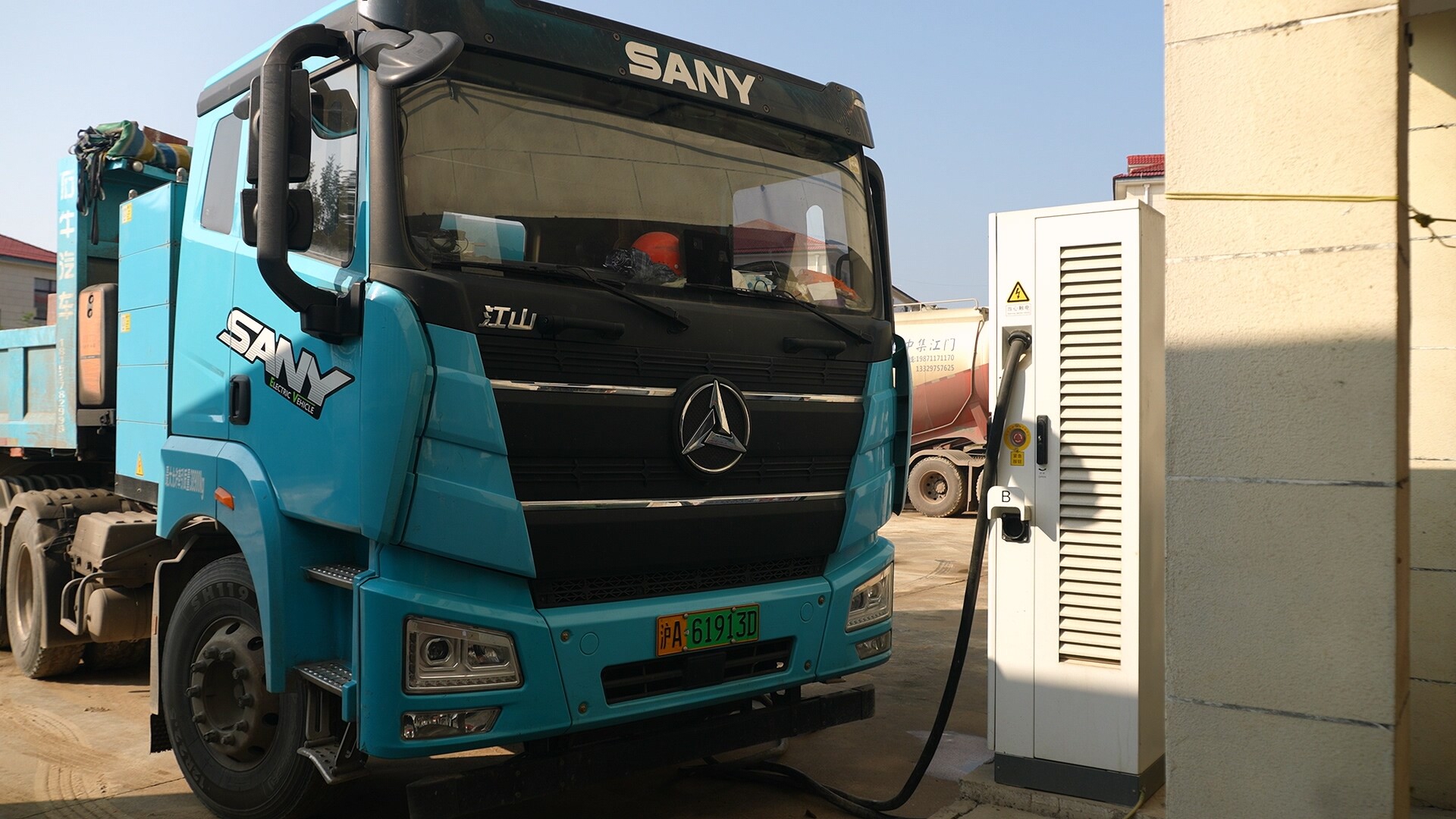 日均服务30余车 汨罗首座电动重卡充电站赋能绿色运输