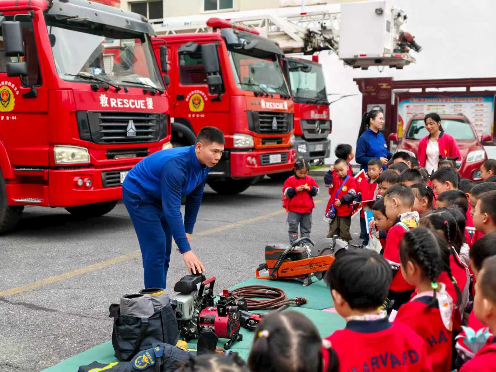 汨罗消防举行开放日 萌娃“零距离”学消防