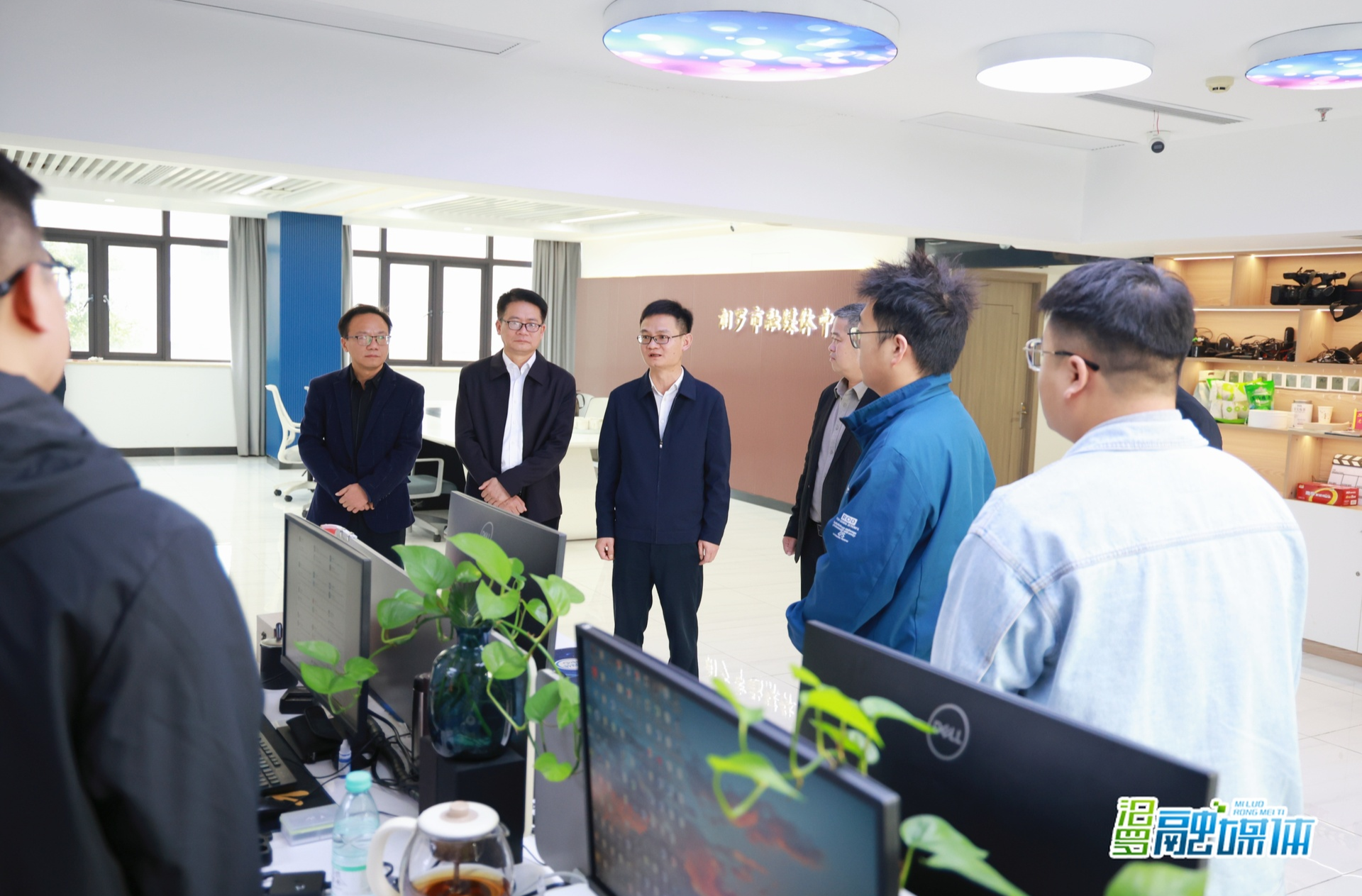 中国记者节将至，胡鹤看望慰问一线新闻工作者