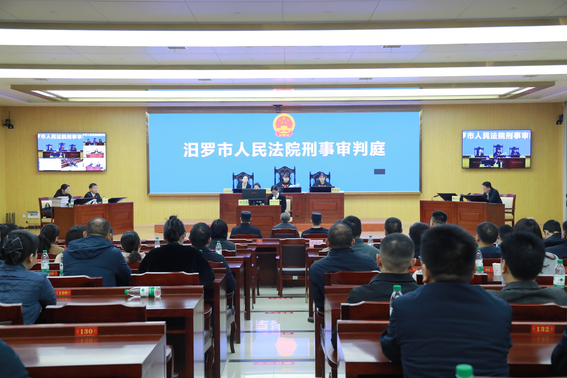 汨罗法院公开审理国企人员失职受贿案  百余名干部职工旁听