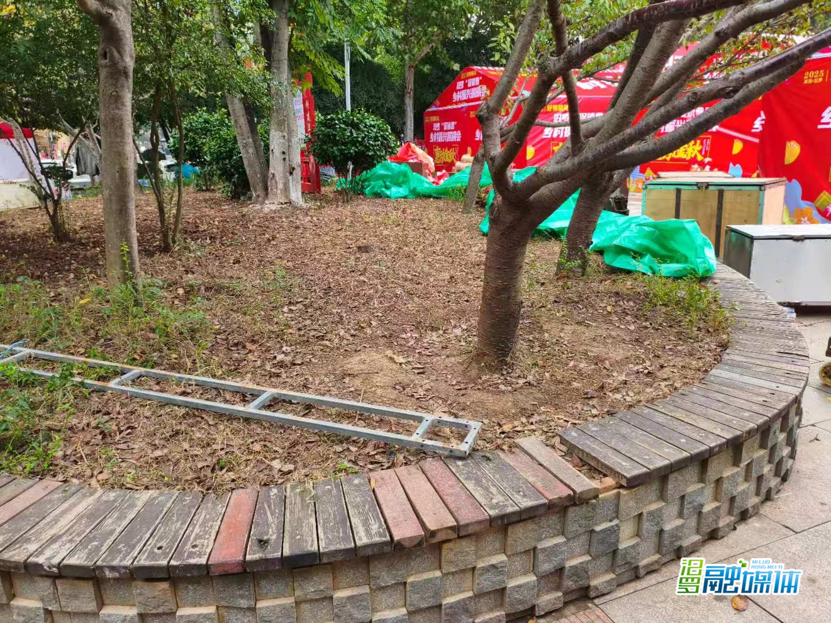 汨罗大操坪升级石板座椅 便民改造获市民称赞