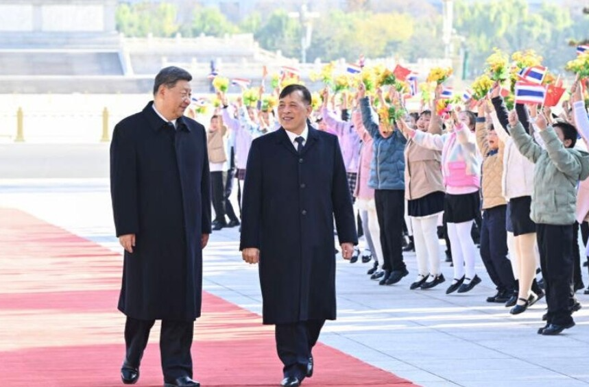 习近平会见泰国国王哇集拉隆功