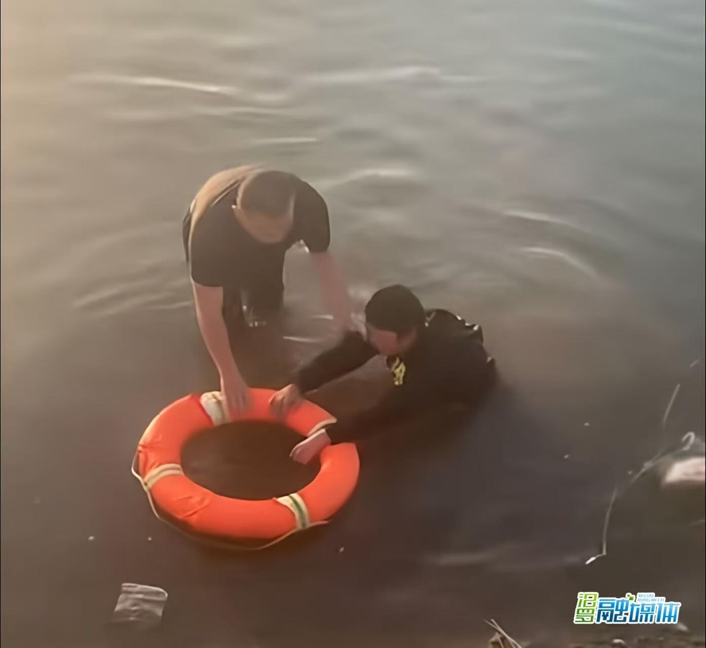 危急时刻，他扔下手机跃入水中！白水乡贤符鑫勇救落水女孩