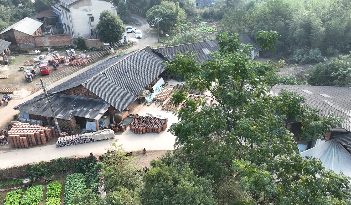 小镇造物志（二十）丨老手艺的新回响：汨罗土陶，在碎裂声里“出圈”