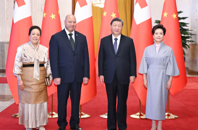 习近平会见汤加国王图普六世