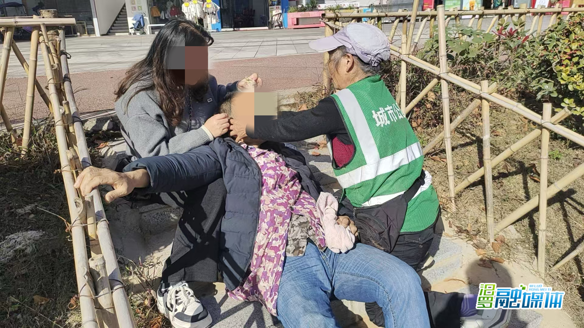 凡人善举显仁心！汨罗保洁员余君容公园救助生病陌生人