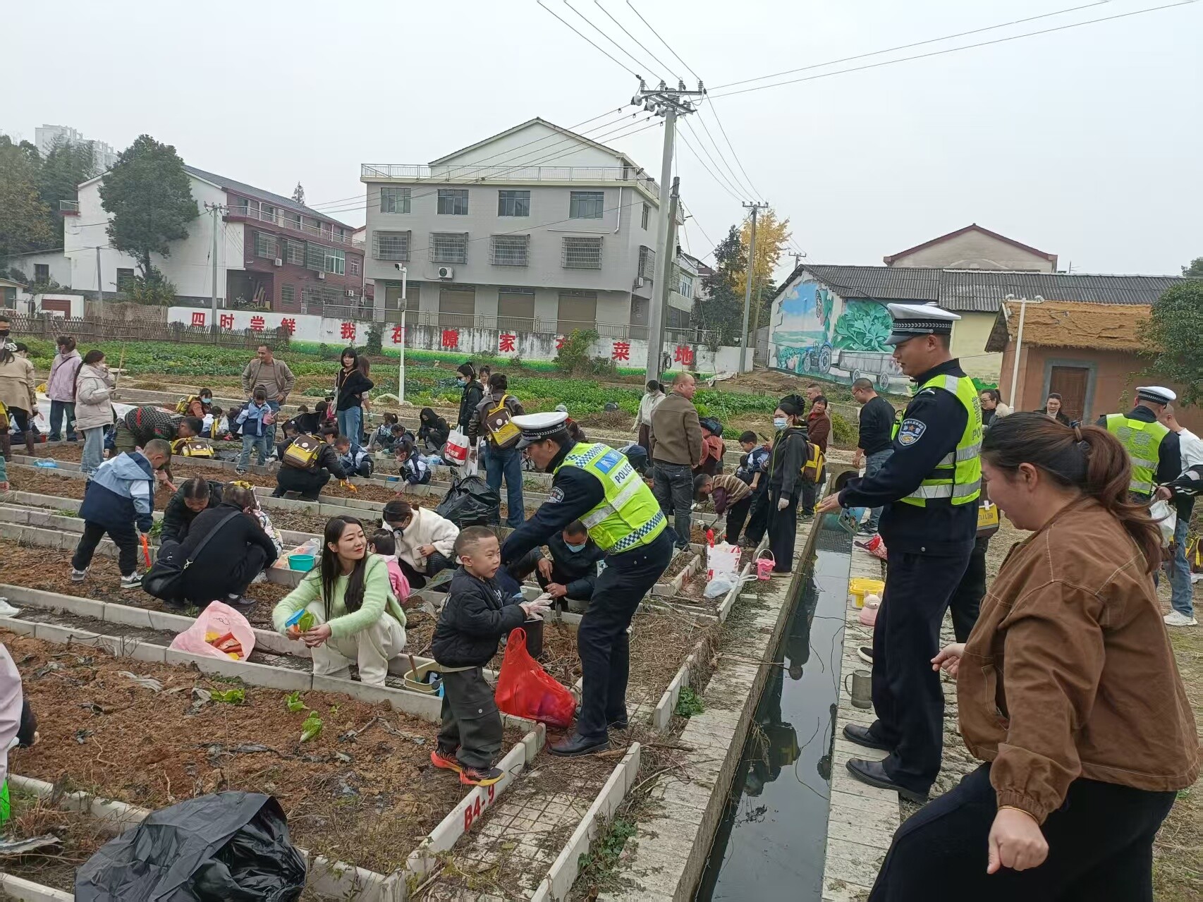 全国交通安全日｜汨罗古培交警走进共享菜园 安全宣传 “接地气”