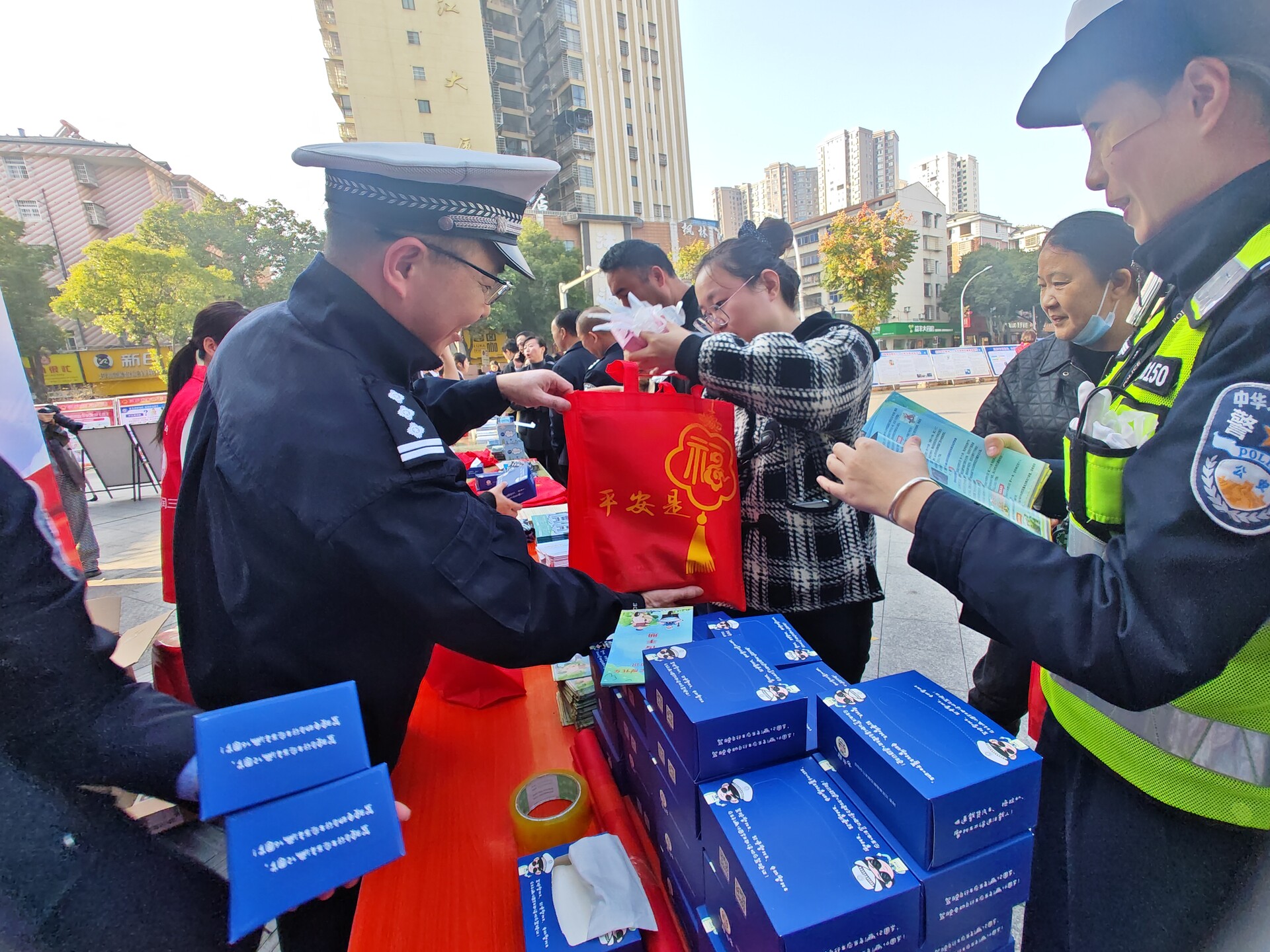 筑牢安全防线！汨罗交警多形式开展全国交通安全日宣传