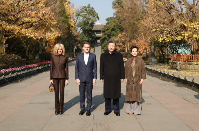 习近平同法国总统马克龙在成都进行友好交流