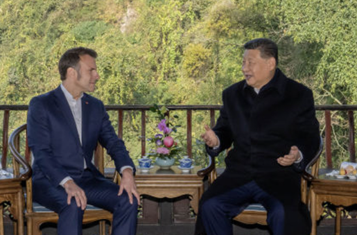 此行间·“不打领带”的友好交流，习近平向马克龙这样介绍中国“治”慧