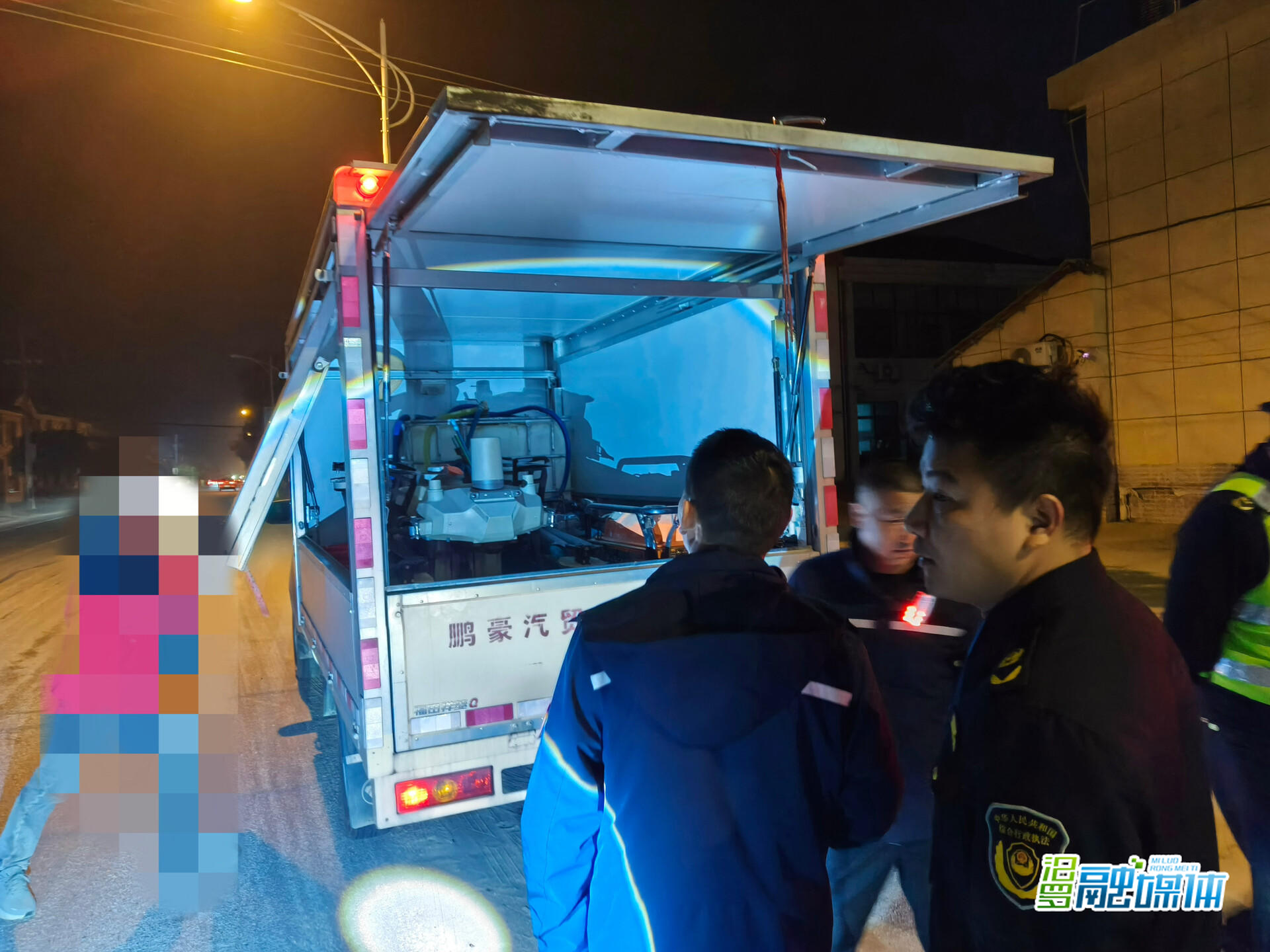 汨罗镇多部门联合出击 夜查烟花爆竹非法运输