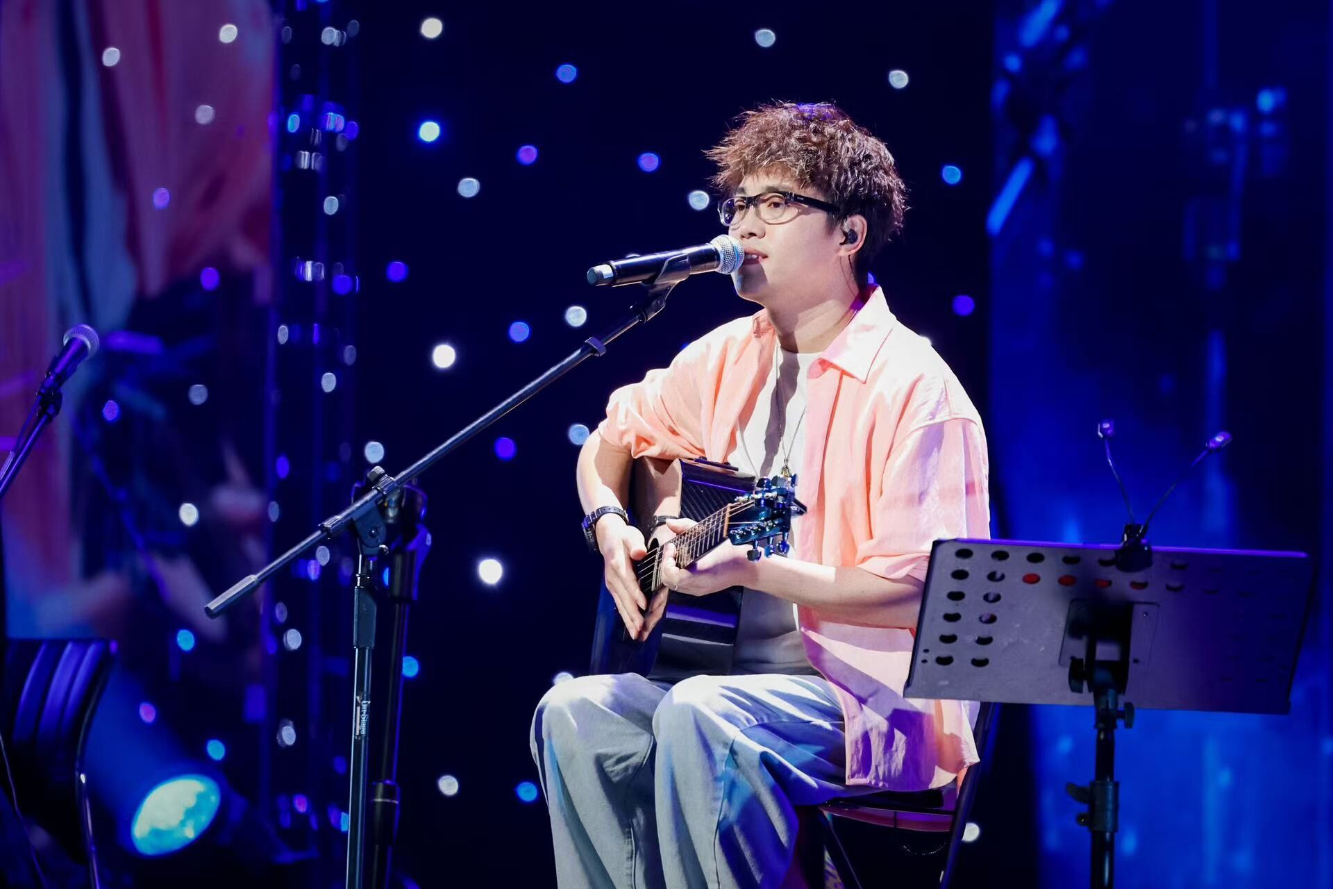 在街头听见一个时代！爱唱歌的罗小罗将唱歌在汨罗