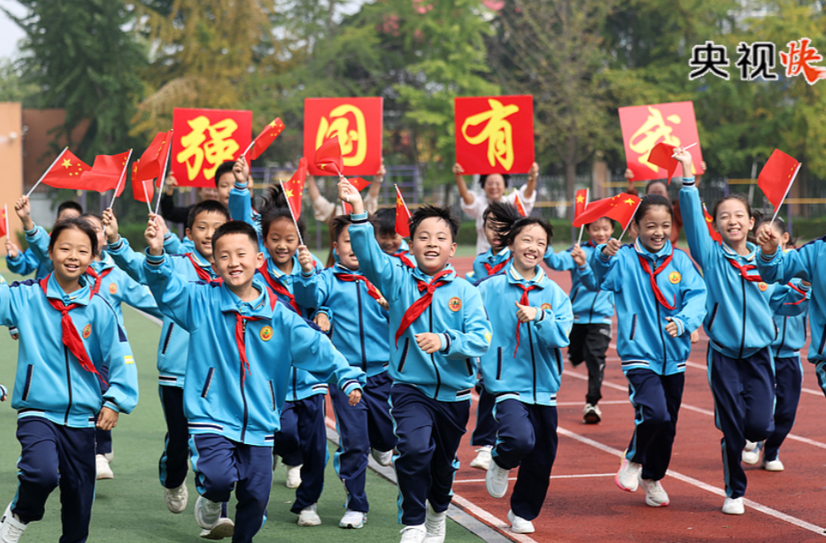 【央视快评】坚持把未成年人思想道德建设作为战略性基础性工作来抓