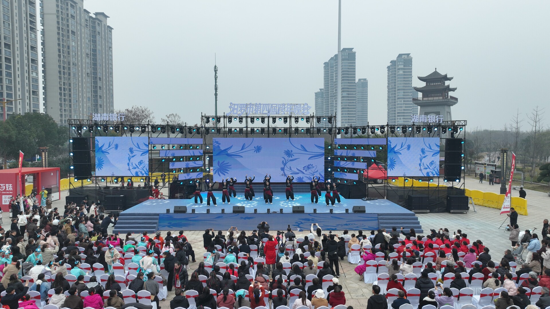 “屈原酒杯”2026村舞超级联赛暨湘鄂赣片区广场舞邀请赛在汨罗开幕