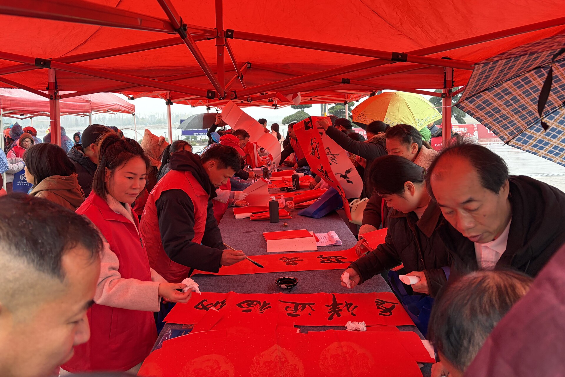 汨罗：千副春联赠市民，翰墨飘香迎新年