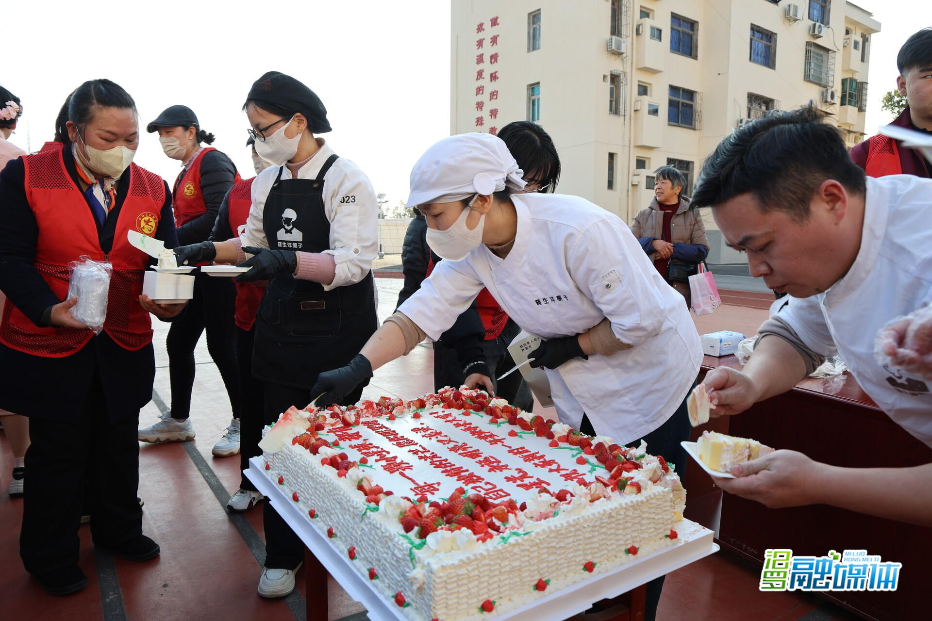 汨罗特校的快乐瞬间：一口蛋糕，满心欢喜