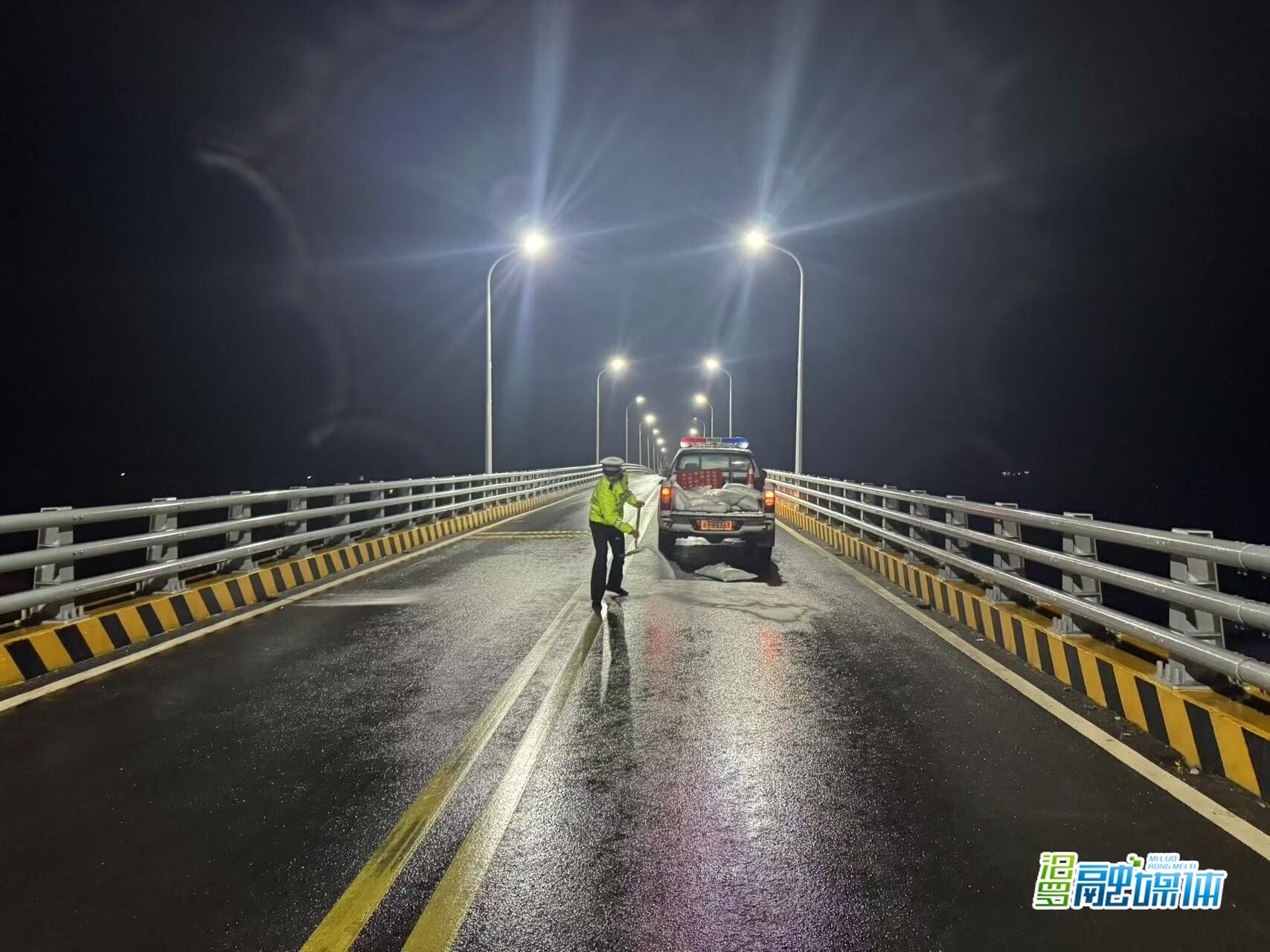 汨罗交警全员出动，风雪中守护平安路