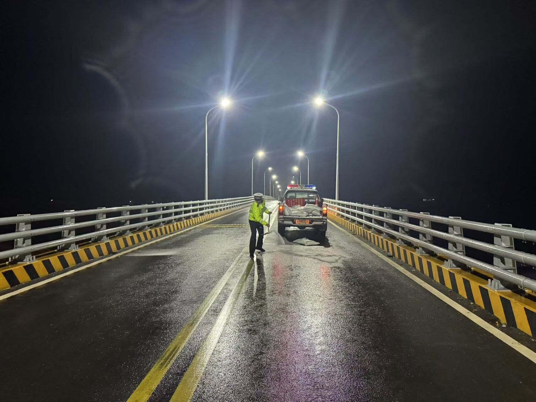 汨罗交警全员出动，风雪中守护平安路