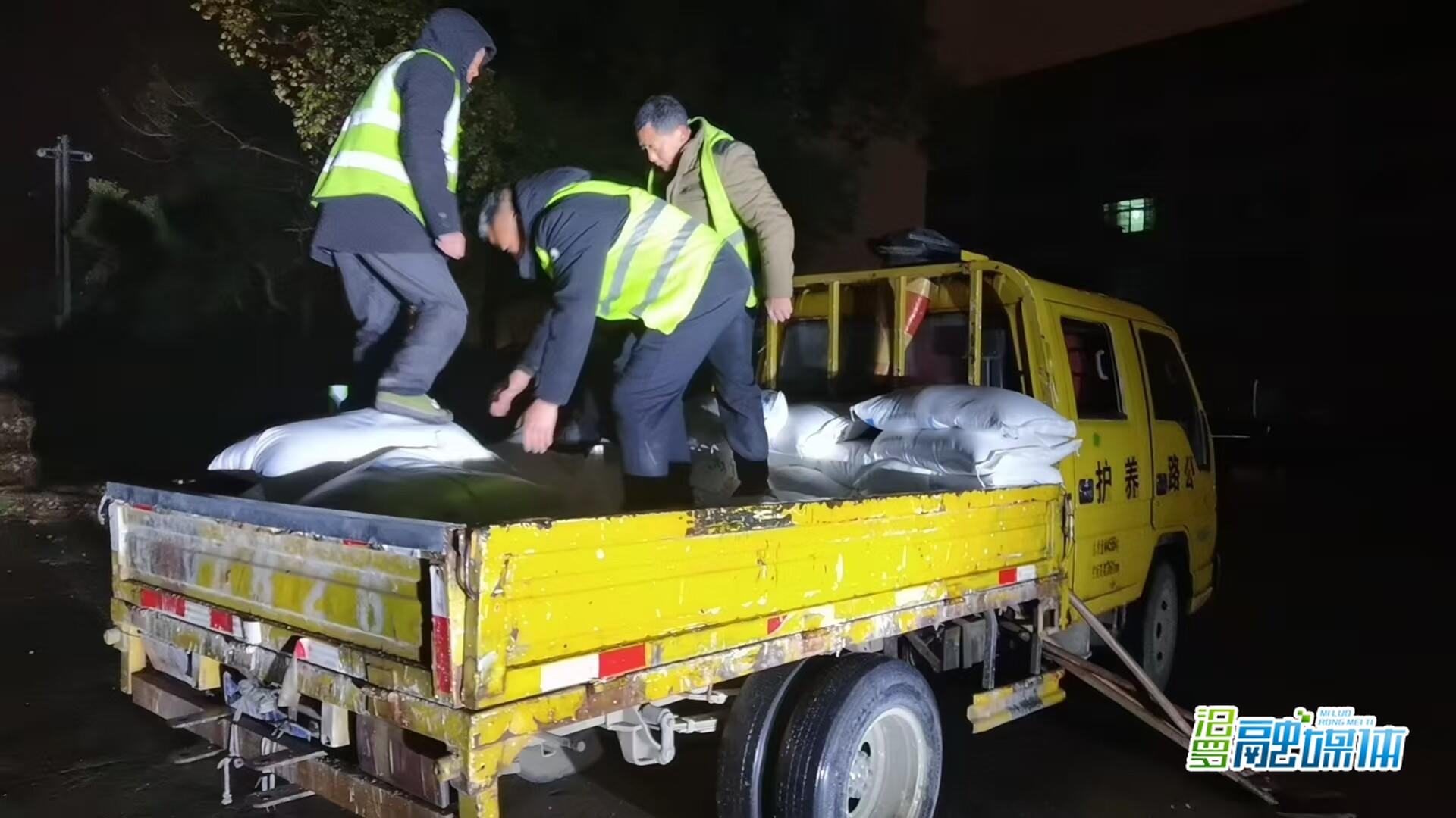 迎战低温冰冻 汨罗农村公路保畅进行时