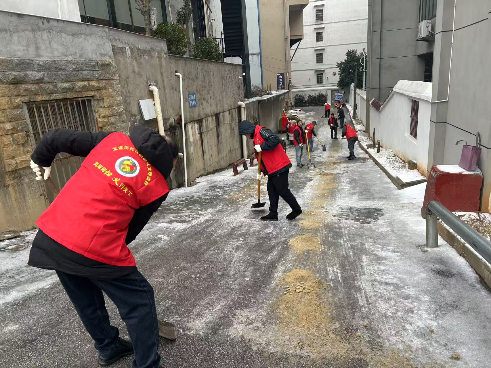友谊河社区：齐心协力除冰开路护平安