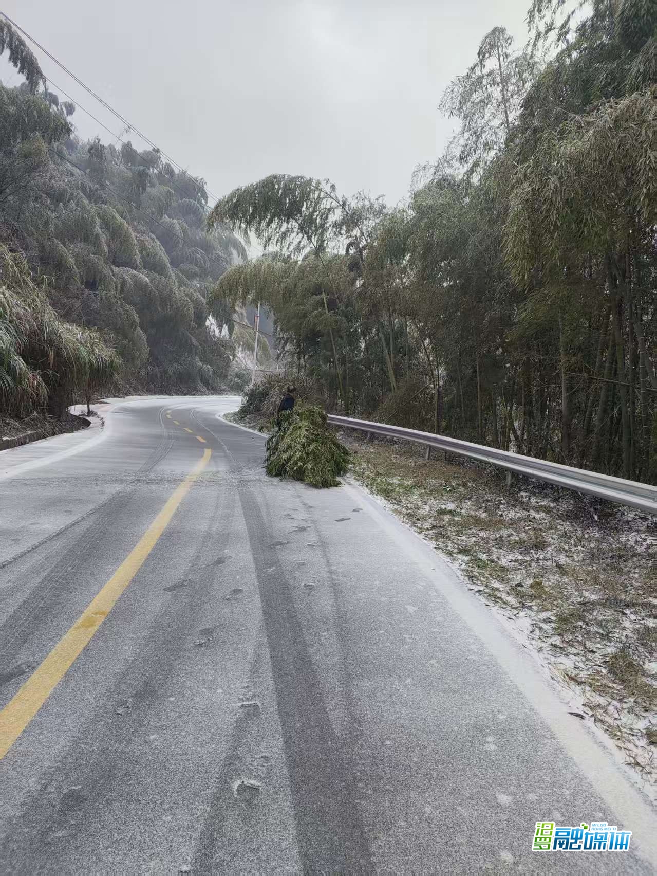 弼时镇：破冰除雪，保路畅人安