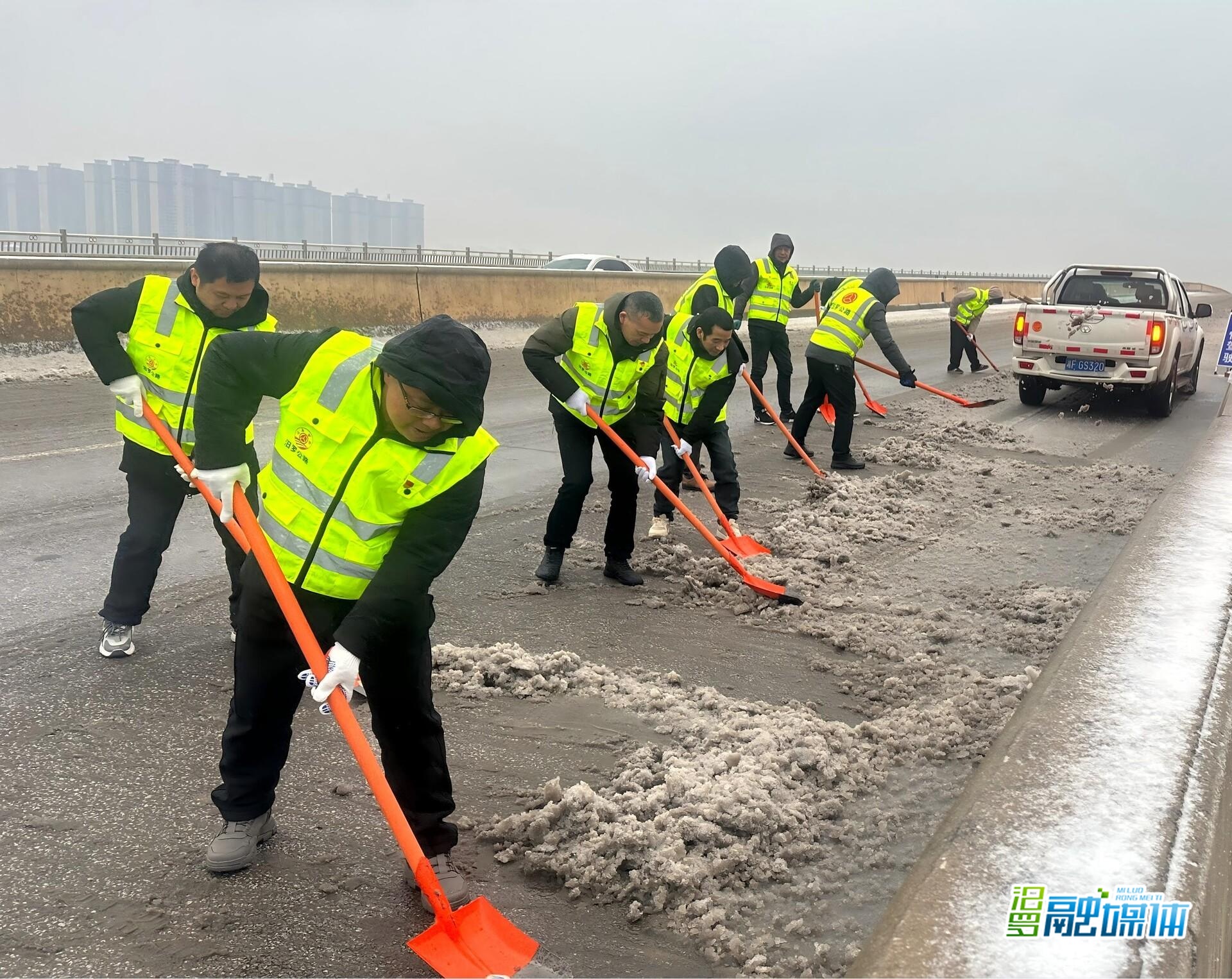 迎寒而上护通途！汨罗公路人昼夜除冰守护出行安全