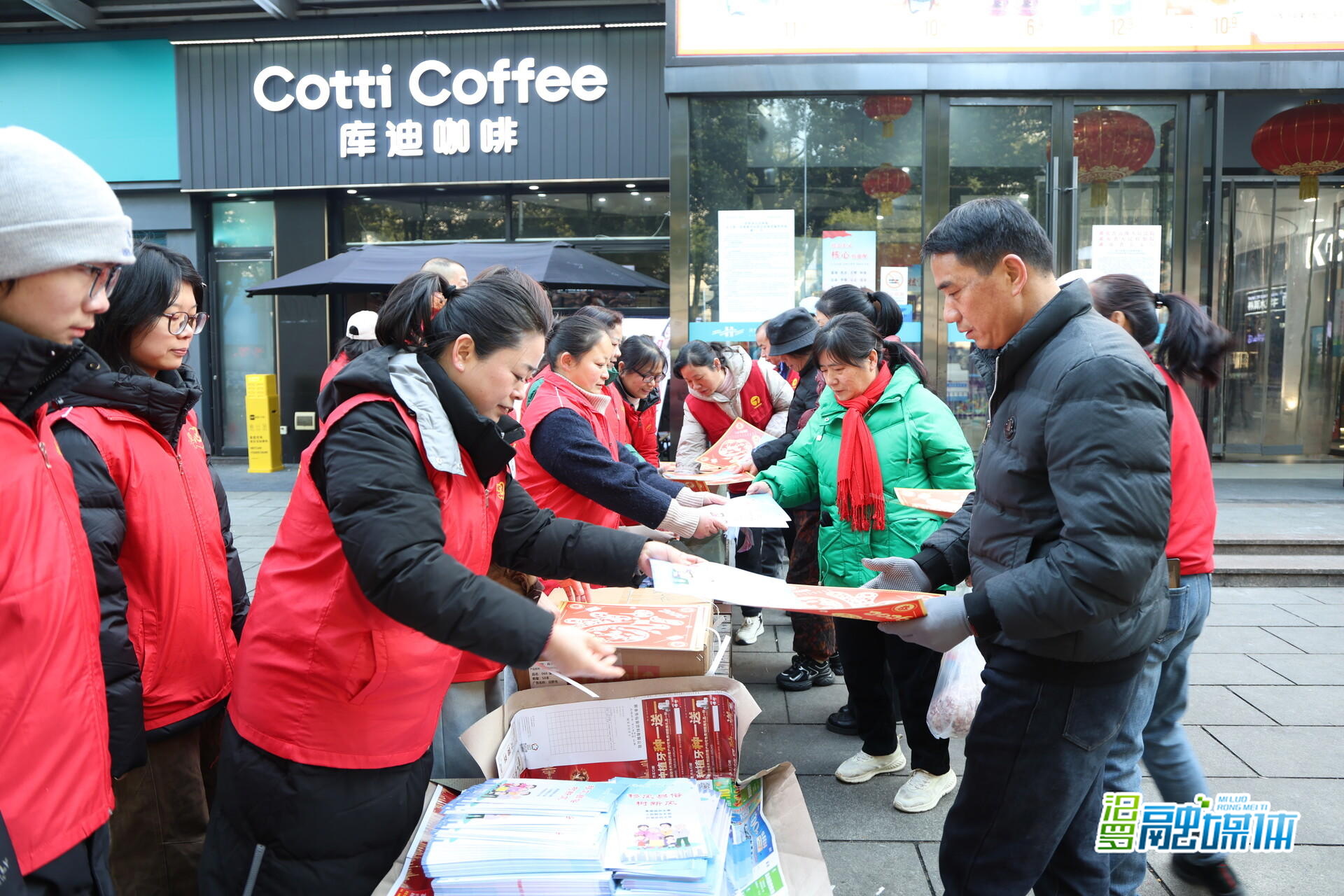 福字传情 文明过节！志愿者把新春祝福送到你身边