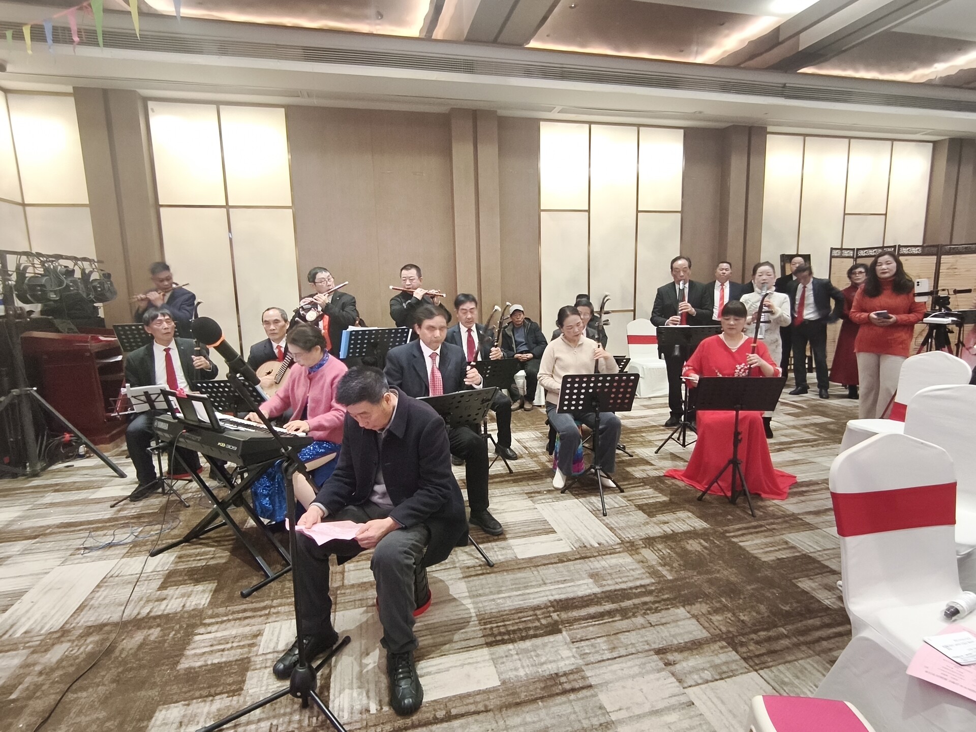 银龄登台展风采，广场社区红歌艺术团唱响迎新乐章