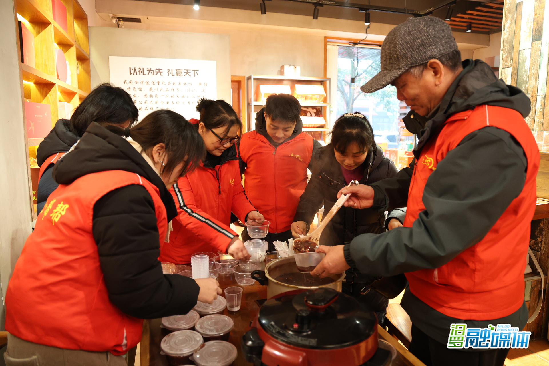 腊八粥暖汨罗城 志愿温情敬一线