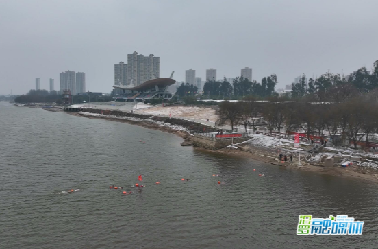 【新湖南】-3℃的冰寒挑战！汨罗冬泳爱好者上演“速度与激情”