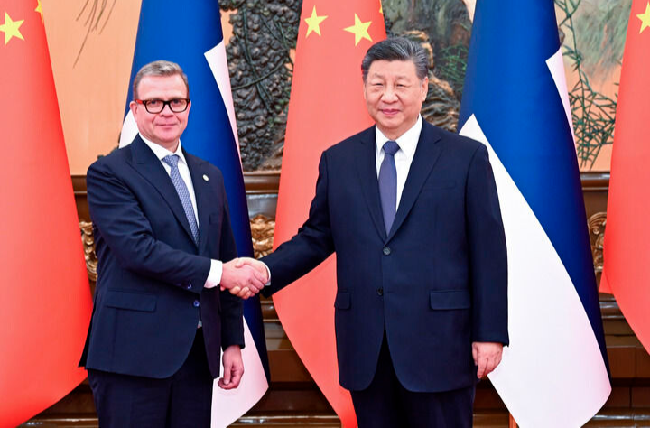 习近平会见芬兰总理奥尔波