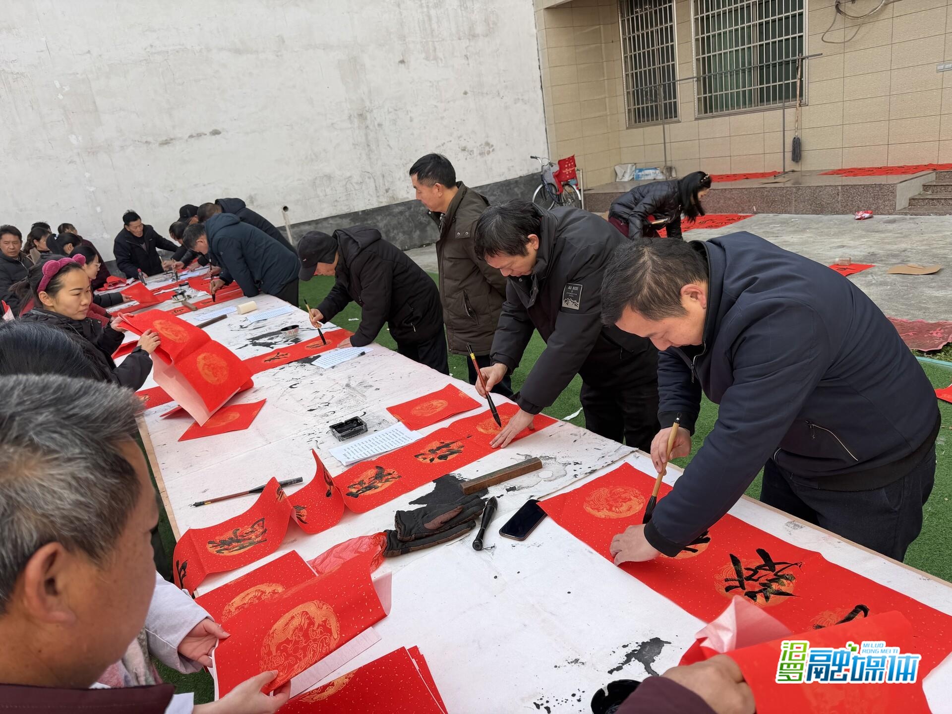 笔墨送福，温情连连 长乐镇免费送春联活动持续开展十七年
