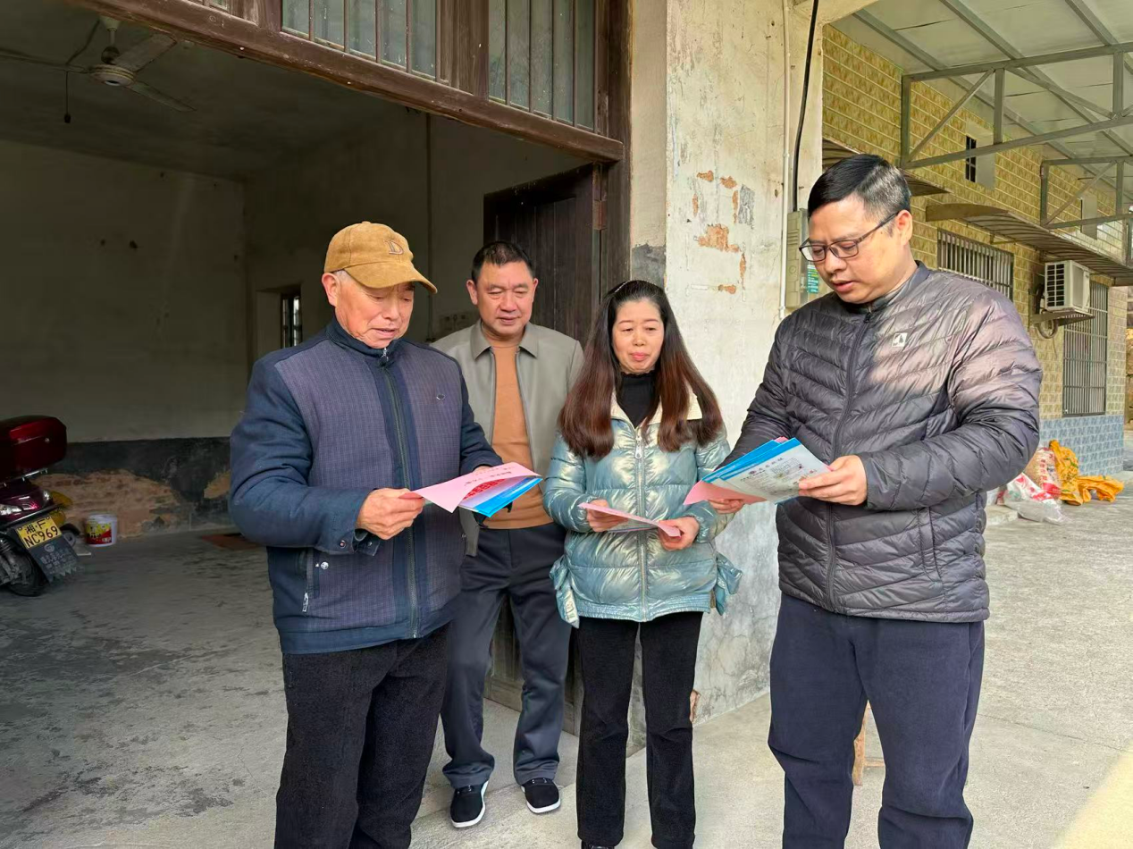 汨罗：党员进山村，“安全年礼”送上门