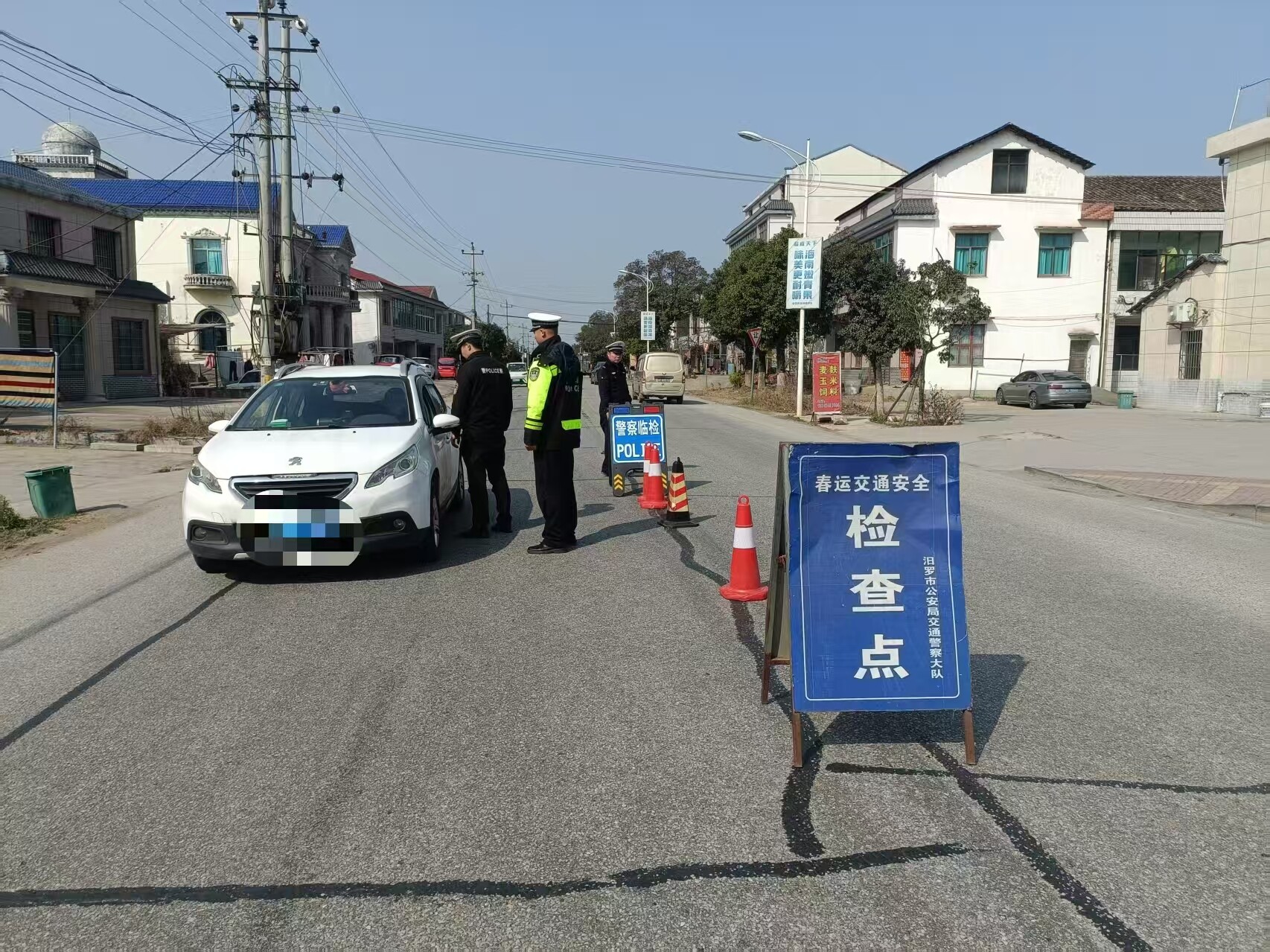 汨罗交警春运首日开展道路交通守护行动