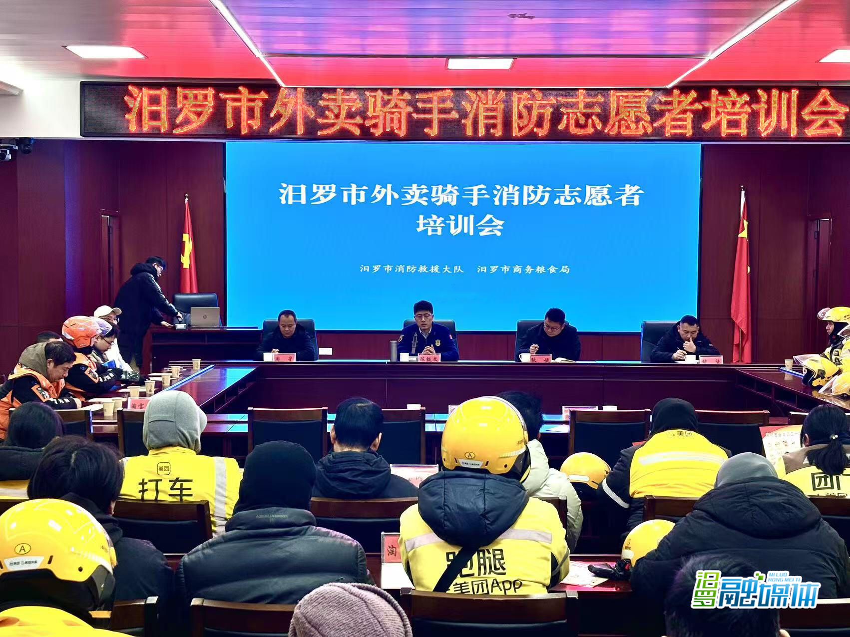 外卖箱变身“移动宣传站”！汨罗消防携手骑手，让安全随餐“配送”到家