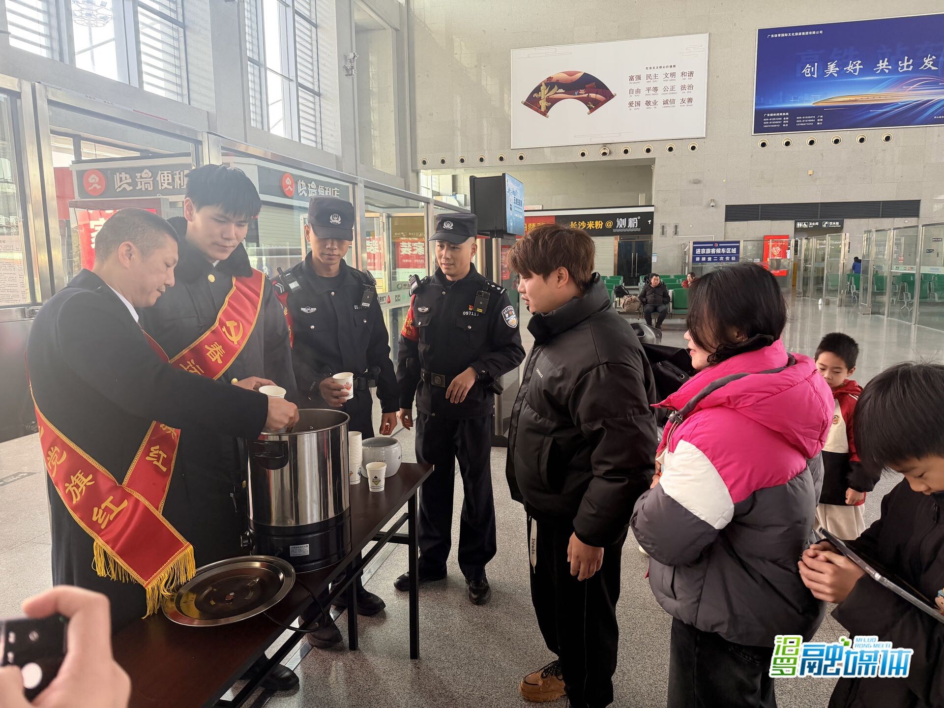 甜酒暖归途！春运首日，汨罗东站为旅客煮长乐甜酒