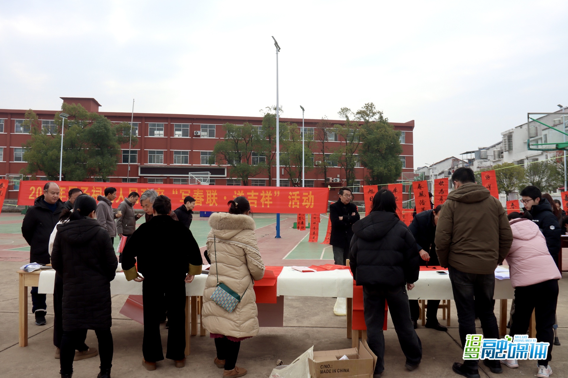 屈子祠镇举办“写春联·送吉祥”活动，送出春联600余副