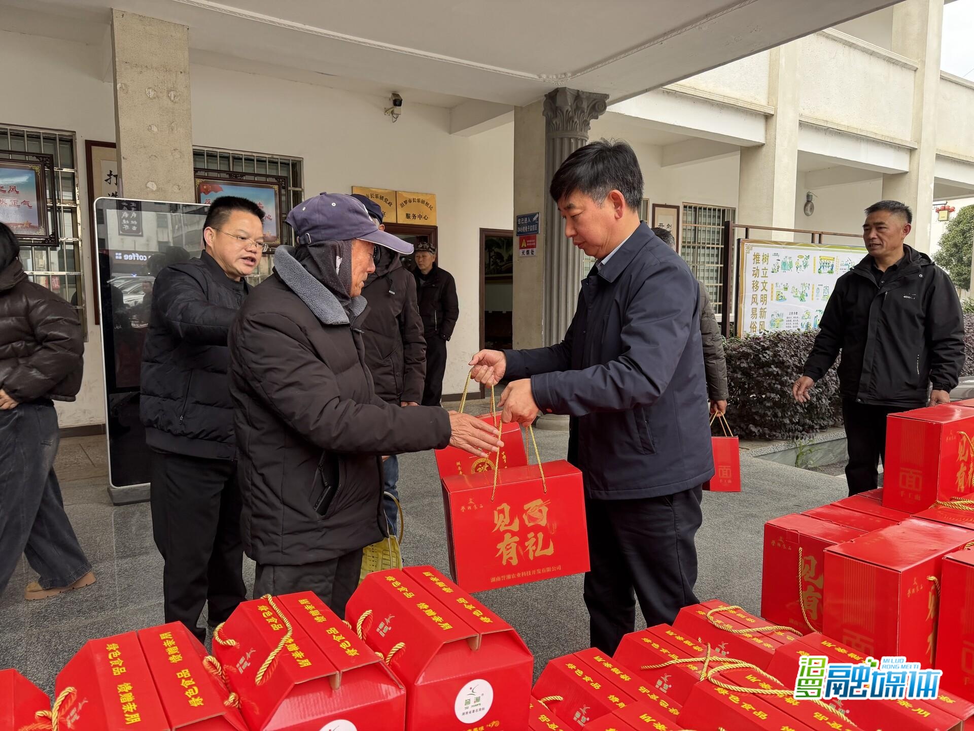 20载“爱心长跑”不停歇，他再为家乡153名特困老人送年礼